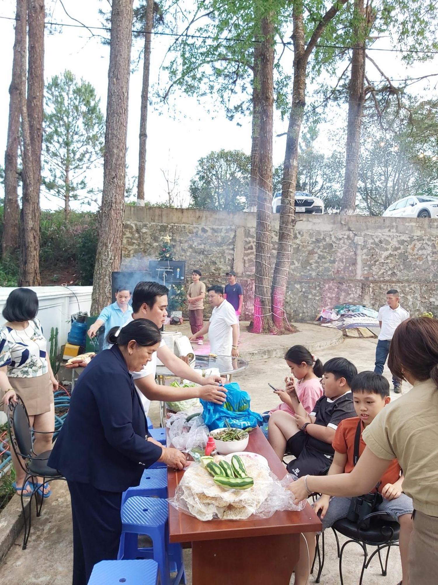 Khach San Hung Viet Hotel Kon Tum Buitenkant foto