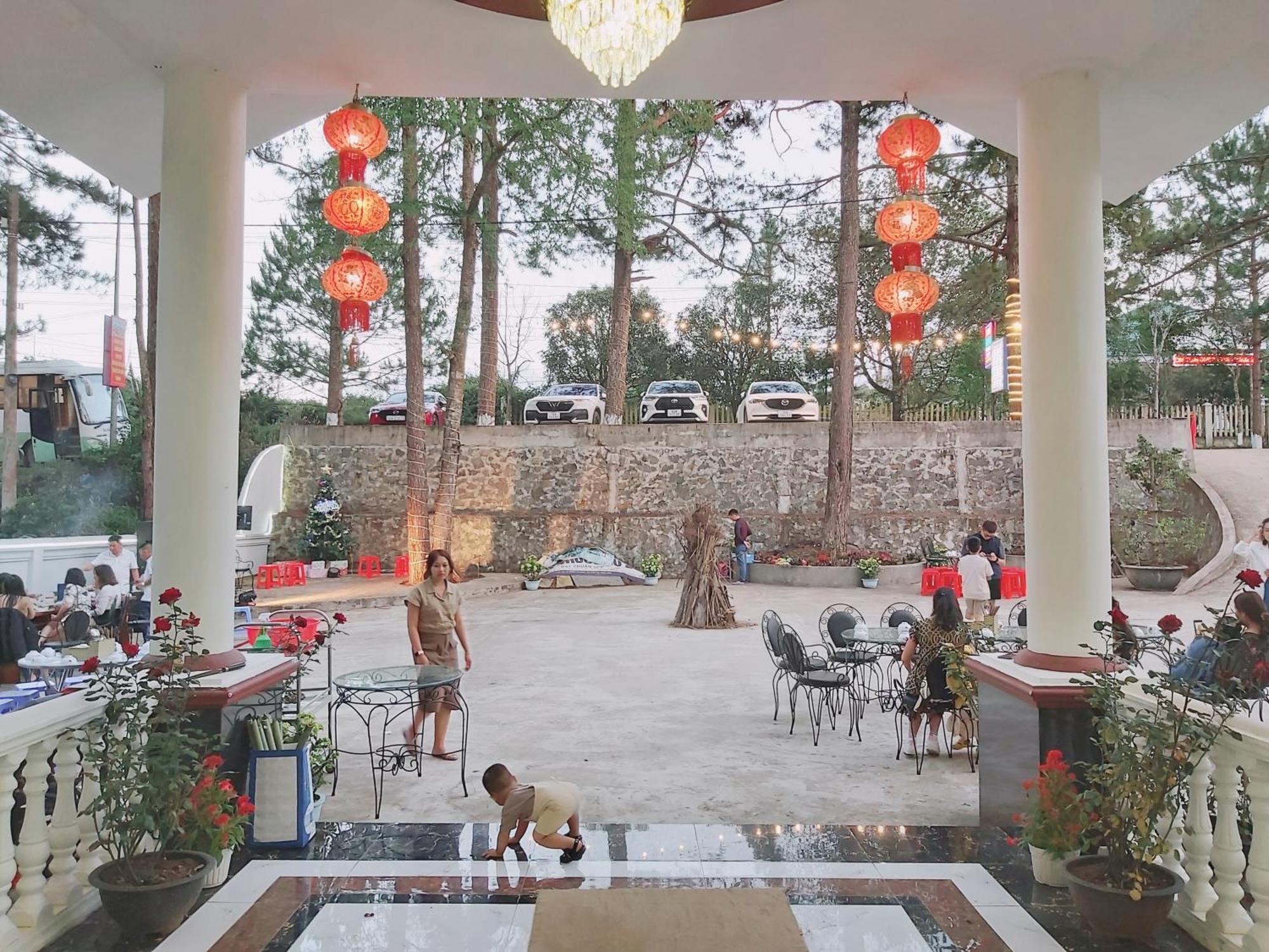 Khach San Hung Viet Hotel Kon Tum Buitenkant foto